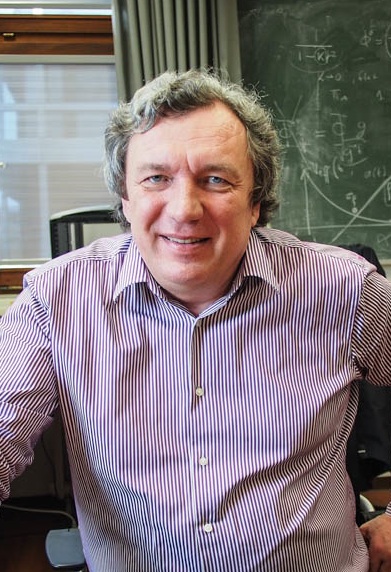 Prof. Viatcheslav Mukanov del Centro Arnold Sommerfeld para Física Teórica, LMU