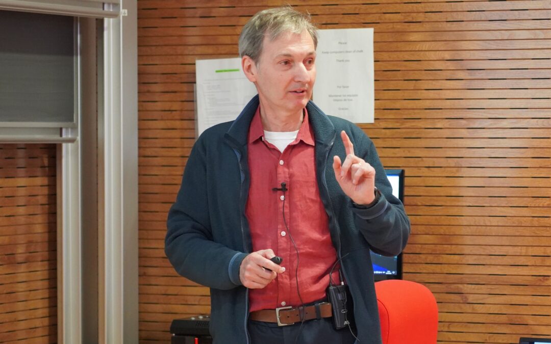 La búsqueda del punto crítico de QCD, en un coloquio impartido por Misha A. Stephanov